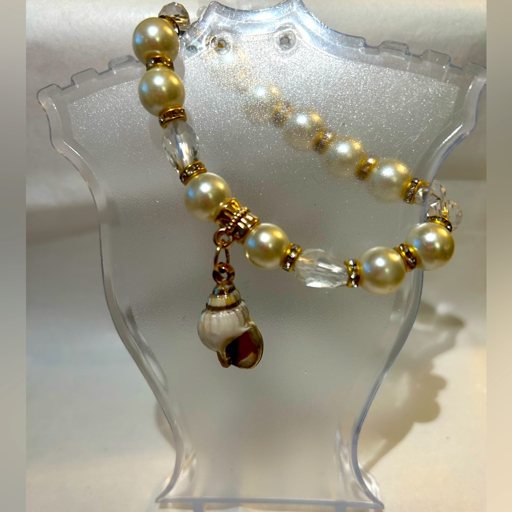NEW Fashion Gold-Tone Stretch Faux Pearl and Faux Crystal Sea Shell Bracelet